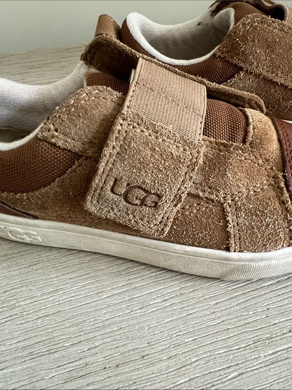 Ugg child Rennon low sneakers chestnut size 10